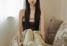 足愉心 No.053 小瑶（搭配：棕色抹胸、工装裤、白棉袜、滑板鞋、裸足）-美图岛